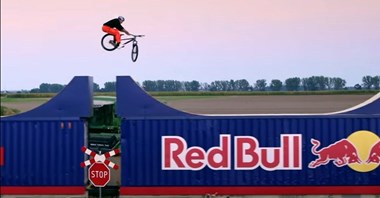 Rowerem po jadącym pociągu RedBulla [film]